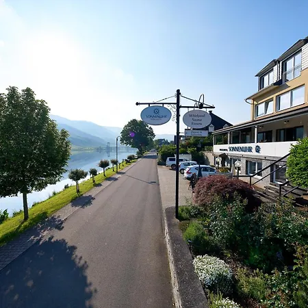 לינה וארוחת בוקר Sonnenuhr 4*