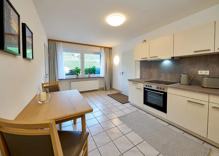 לינה וארוחת בוקר Sonnenuhr 4*