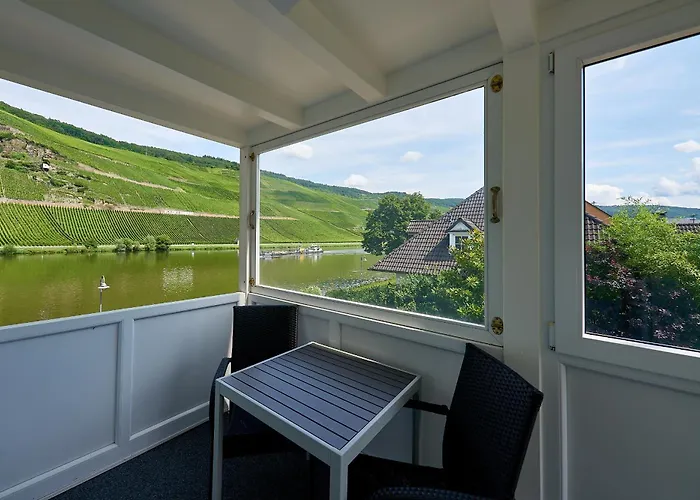 לינה וארוחת בוקר Sonnenuhr 4*