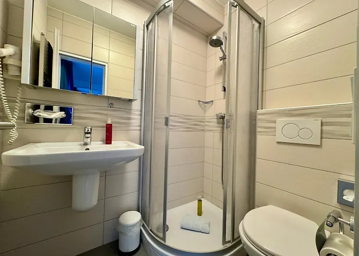 לינה וארוחת בוקר Sonnenuhr 4*