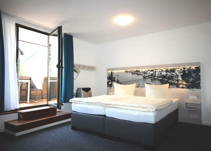 לינה וארוחת בוקר Sonnenuhr 4*